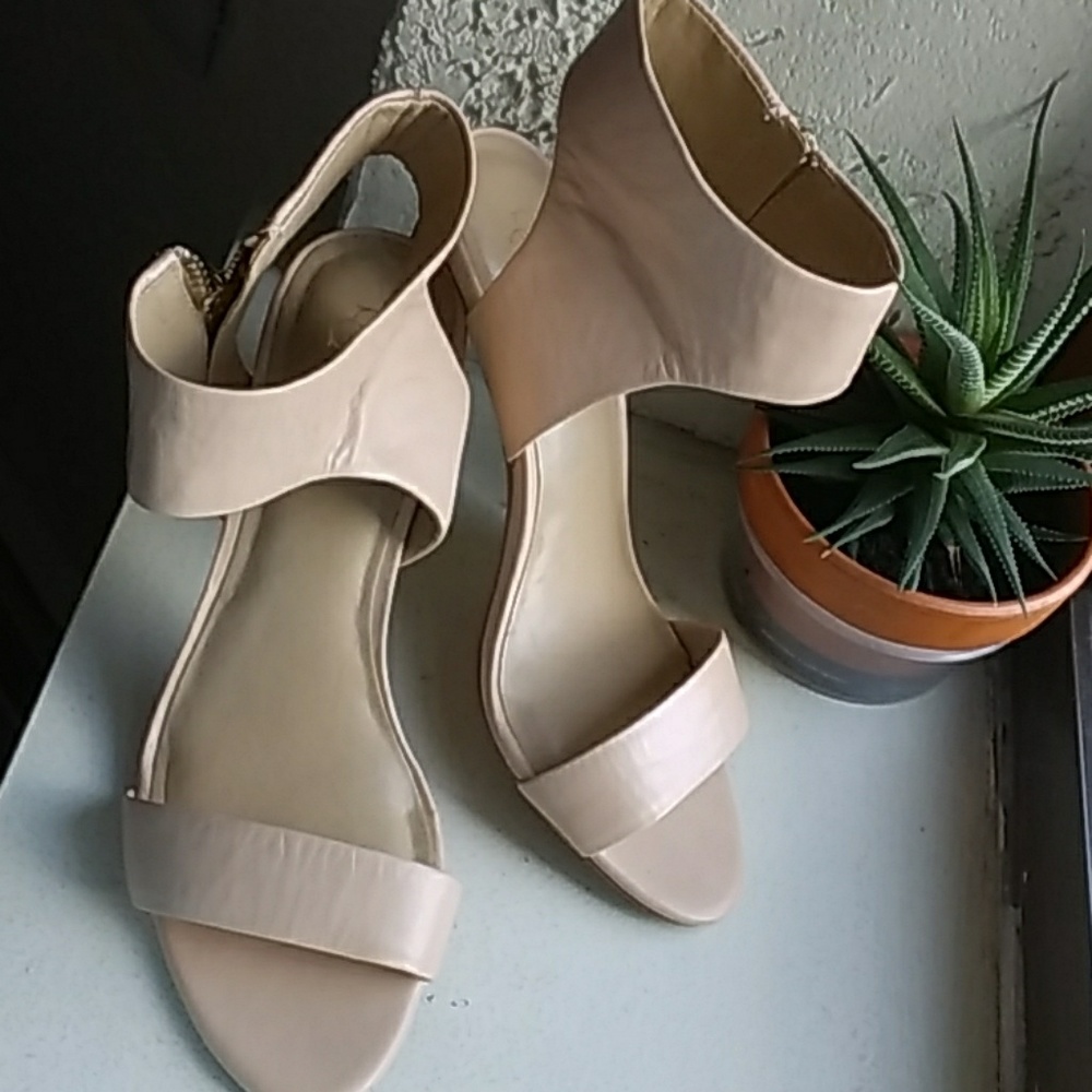 Ann Taylor Juliet Side Zip Heels